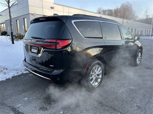 Used 2022 Chrysler Pacifica Touring-L image 8