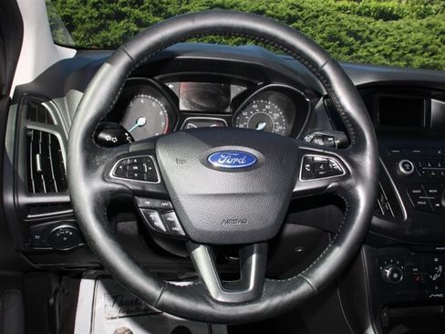 Used 2018 Ford Focus SE w/ Cold Weather Package FWD image 18