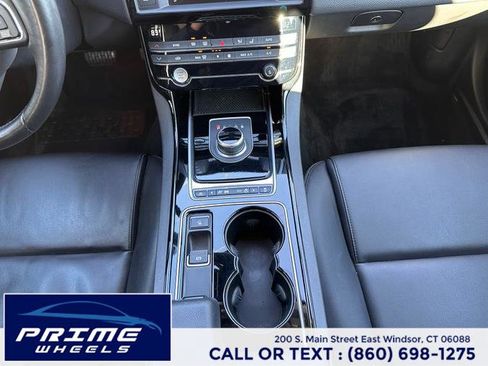 Used 2017 Jaguar XE Premium image 18