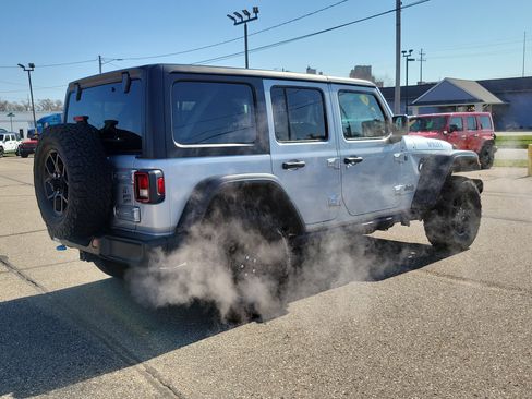 Used 2024 Jeep Wrangler Unlimited image 4