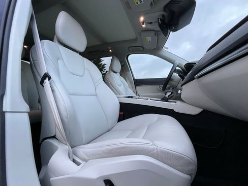 Used 2020 Volvo XC90 T5 Momentum w/ Protection Package Premier image 11