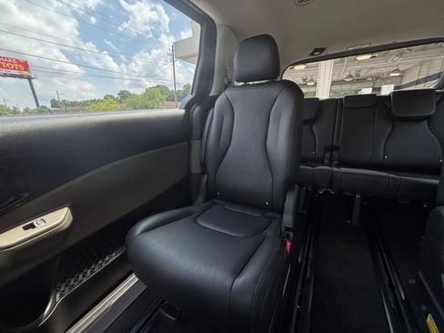 Used 2026 Kia Carnival FWD image 37