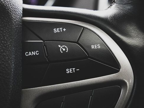 Used 2018 Jeep Grand Cherokee Altitude image 15