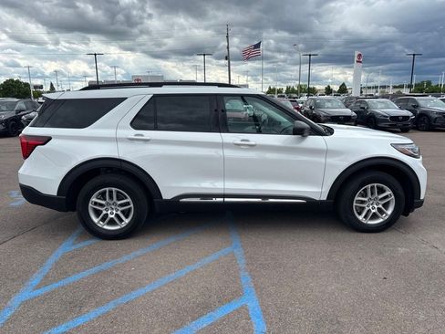 Used 2025 Ford Explorer Active AWD/4WD image 4