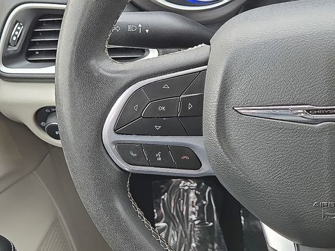 Used 2022 Chrysler Pacifica Touring-L w/ Uconnect Theater Family Group image 19