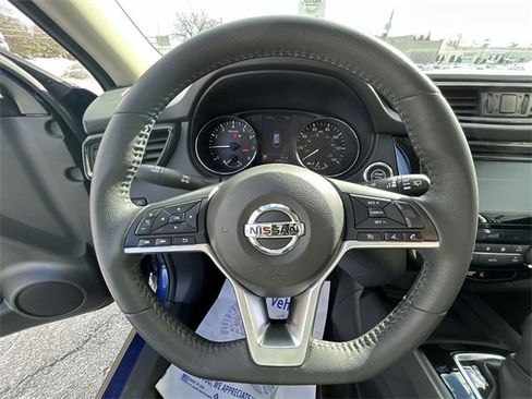 Used 2020 Nissan Rogue SV image 18