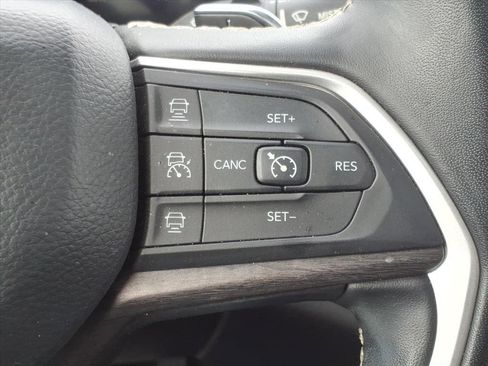 Used 2022 Jeep Grand Cherokee Limited image 19