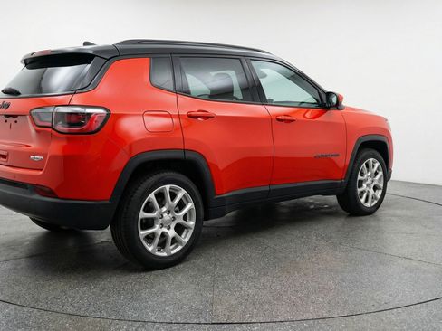 Used 2025 Jeep Compass Limited AWD/4WD image 9