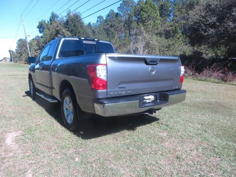 Used 2017 Nissan Titan SV image 8