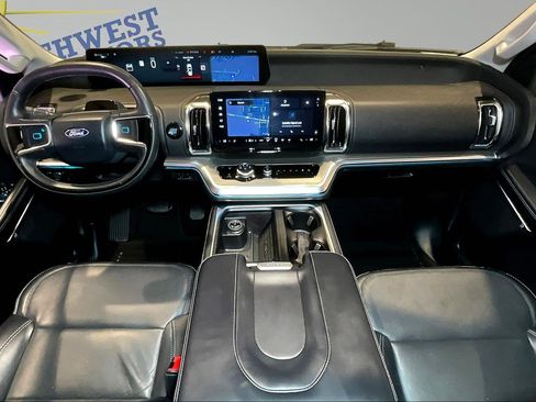 Used 2025 Ford Expedition Platinum AWD/4WD image 7