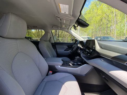 Used 2023 Toyota Highlander LE image 23