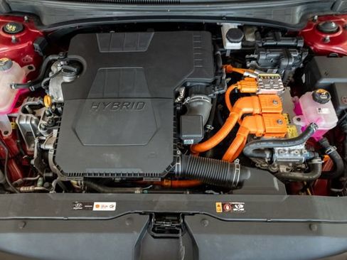 Used 2025 Hyundai Elantra Limited FWD image 3