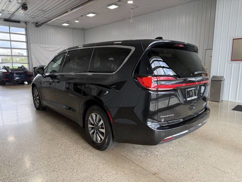 Used 2023 Chrysler Pacifica Touring-L FWD image 3