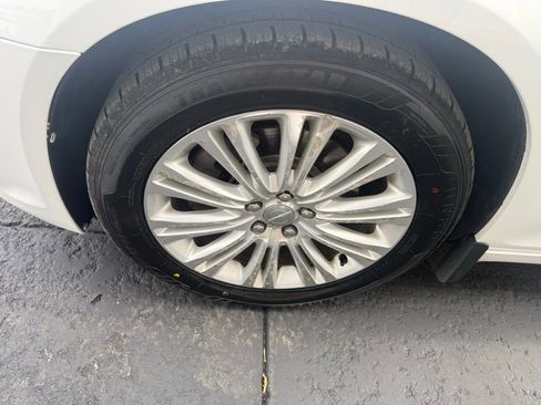 Used 2013 Chrysler 300 AWD w/ Driver Convenience Group image 8