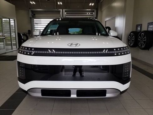 Certified 2026 Hyundai Ioniq 9 Limited AWD/4WD image 17