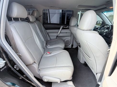 Used 2013 Toyota Highlander SE FWD image 29