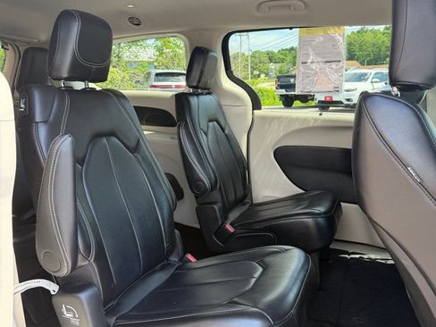 Used 2024 Chrysler Pacifica Touring-L FWD image 15