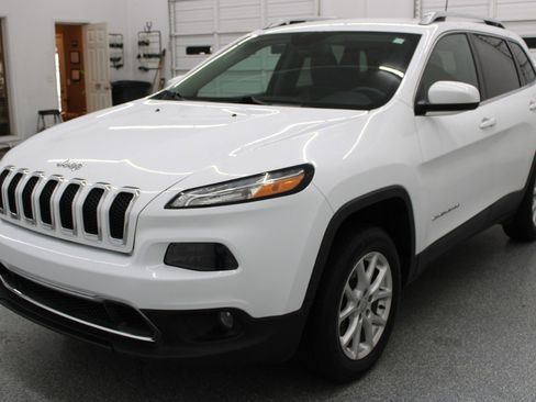 Used 2018 Jeep Cherokee Latitude Plus FWD image 3