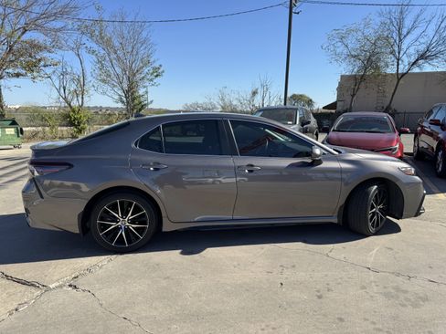 Used 2022 Toyota Camry SE image 4