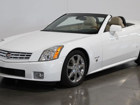 Used 2008 Cadillac XLR RWD image 31