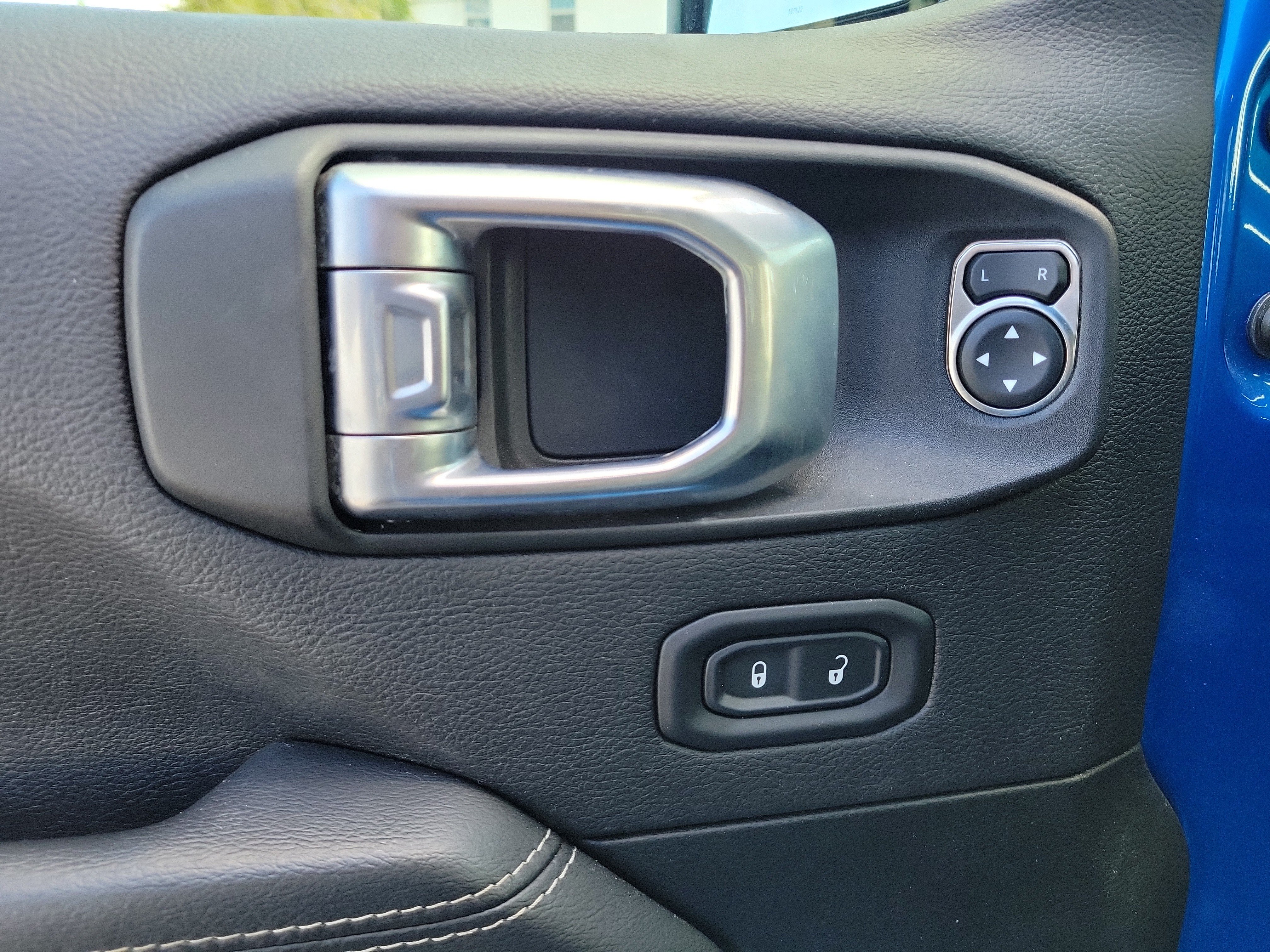 Used 2022 Jeep Wrangler Unlimited Sahara w/ Cold Weather Group AWD/4WD image 12