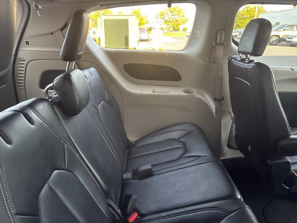 Used 2023 Chrysler Pacifica Touring-L FWD image 23