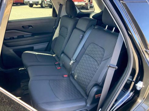 Used 2025 Nissan Pathfinder SV image 18