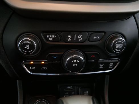 Used 2017 Jeep Cherokee Latitude w/ Cold Weather Group AWD/4WD image 23