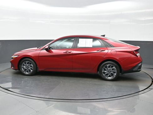 Certified 2024 Hyundai Elantra SEL FWD image 3