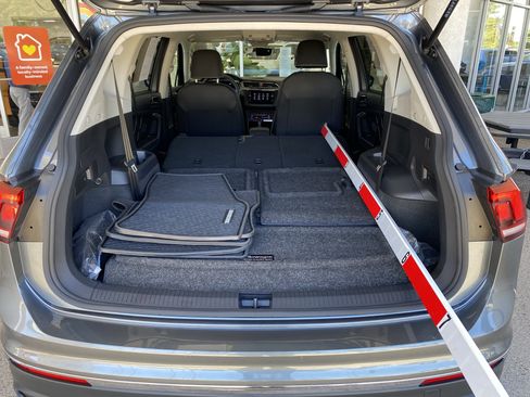 Certified 2023 Volkswagen Tiguan SE FWD image 18