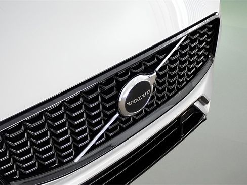 Certified 2025 Volvo XC60 T8 Core w/ Protection Package Premier image 8