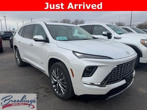 Used 2025 Buick Enclave Avenir image 1