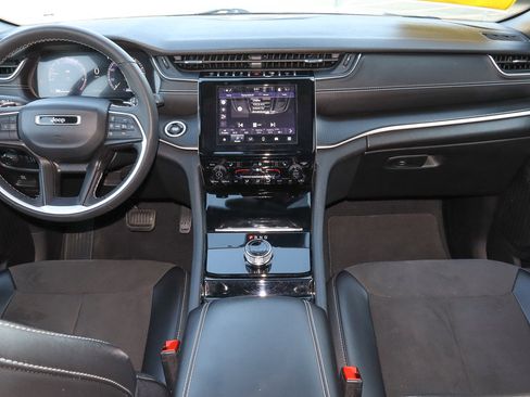 Used 2023 Jeep Grand Cherokee Altitude image 10