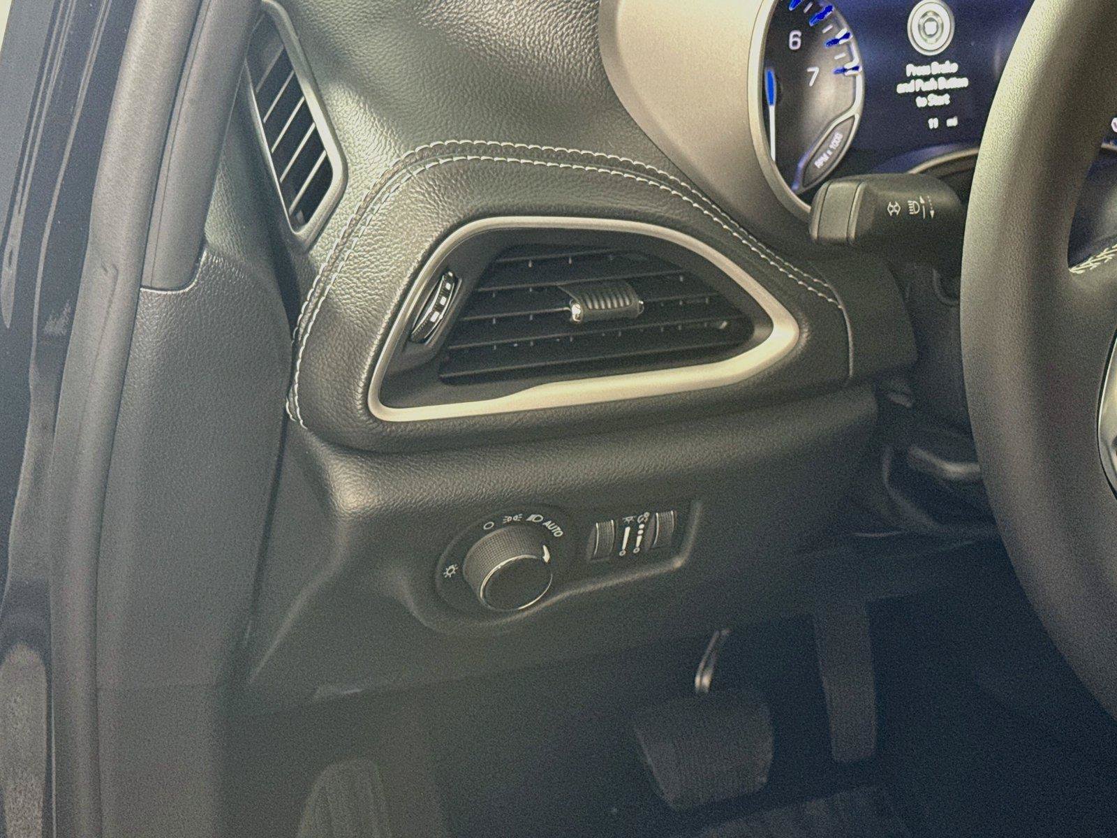 New 2027 Chrysler Pacifica Select AWD/4WD image 4