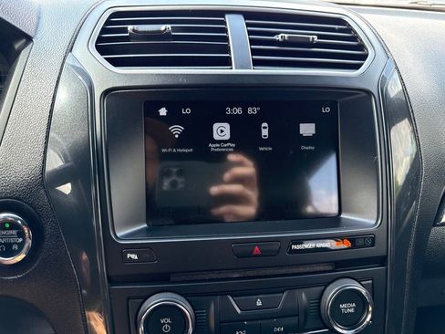 Used 2018 Ford Explorer XLT w/ Equipment Group 202A AWD/4WD image 36