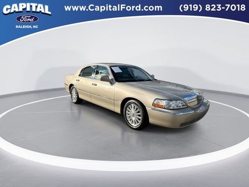 Used 2004 Lincoln Town Car Signature image 2