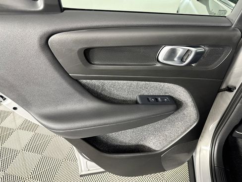 Used 2025 Volvo XC40 B5 Core image 25