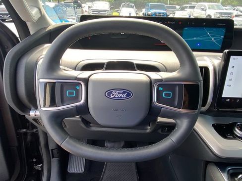 Used 2025 Ford Expedition Active AWD/4WD image 13