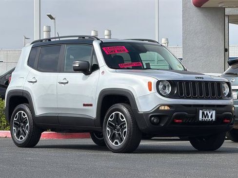 Used 2017 Jeep Renegade Trailhawk w/ Premium Trailhawk Package AWD/4WD image 2