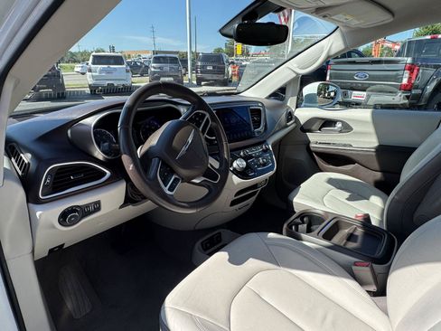 Used 2017 Chrysler Pacifica Touring-L FWD image 16