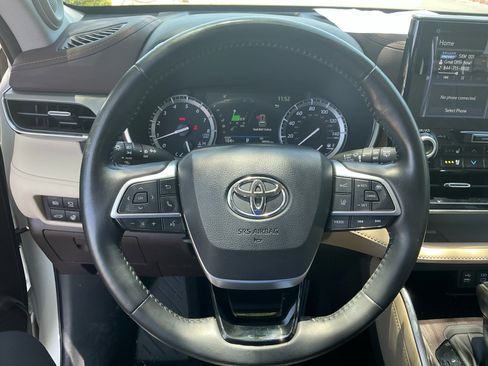 Used 2022 Toyota Highlander Platinum FWD image 9