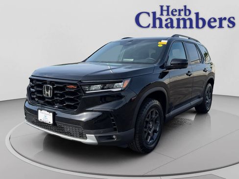 Used 2025 Honda Pilot TrailSport image 10