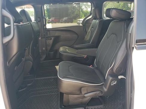Used 2024 Chrysler Pacifica Limited w/ S Appearance Package FWD image 12