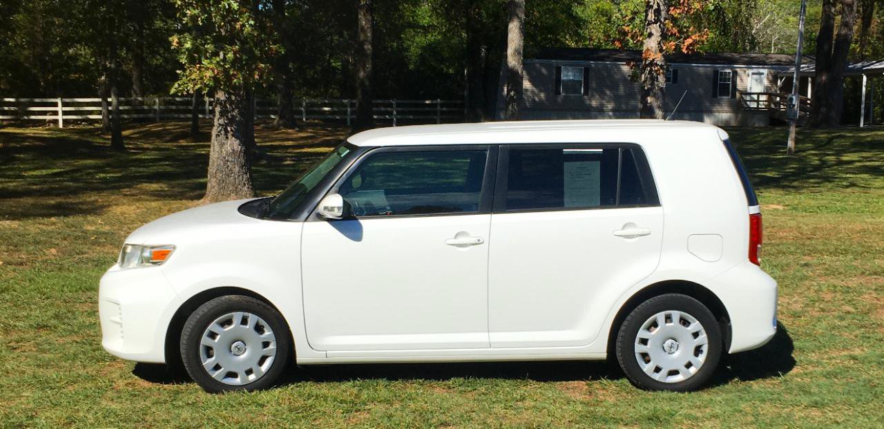 Used 2014 Scion xB FWD image 2