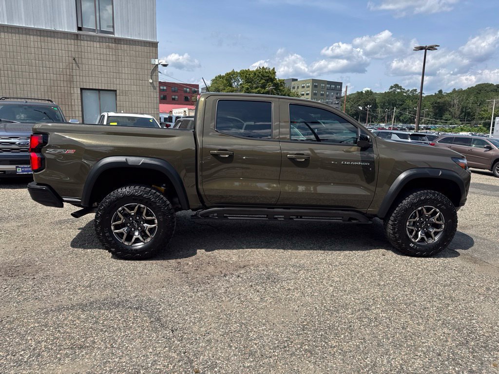 Used 2025 Chevrolet Colorado ZR2 w/ Technology Package AWD/4WD image 8
