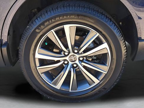 Used 2022 Toyota Venza LE image 5