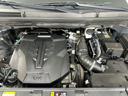 Used 2025 Kia Carnival FWD image 35