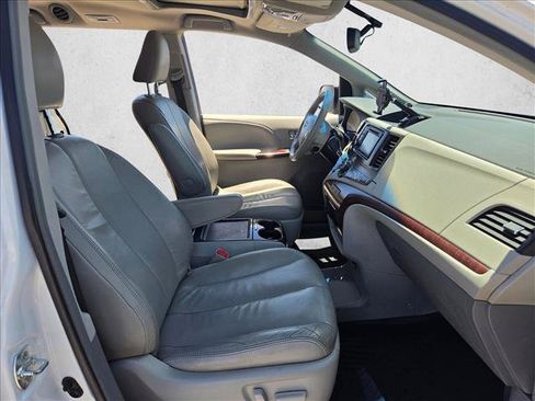 Used 2014 Toyota Sienna XLE FWD image 18