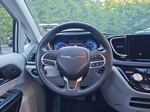 Used 2023 Chrysler Pacifica Touring-L FWD image 12