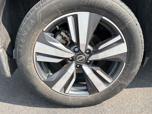 Used 2024 Nissan Rogue SL w/ SL Premium Package FWD image 9